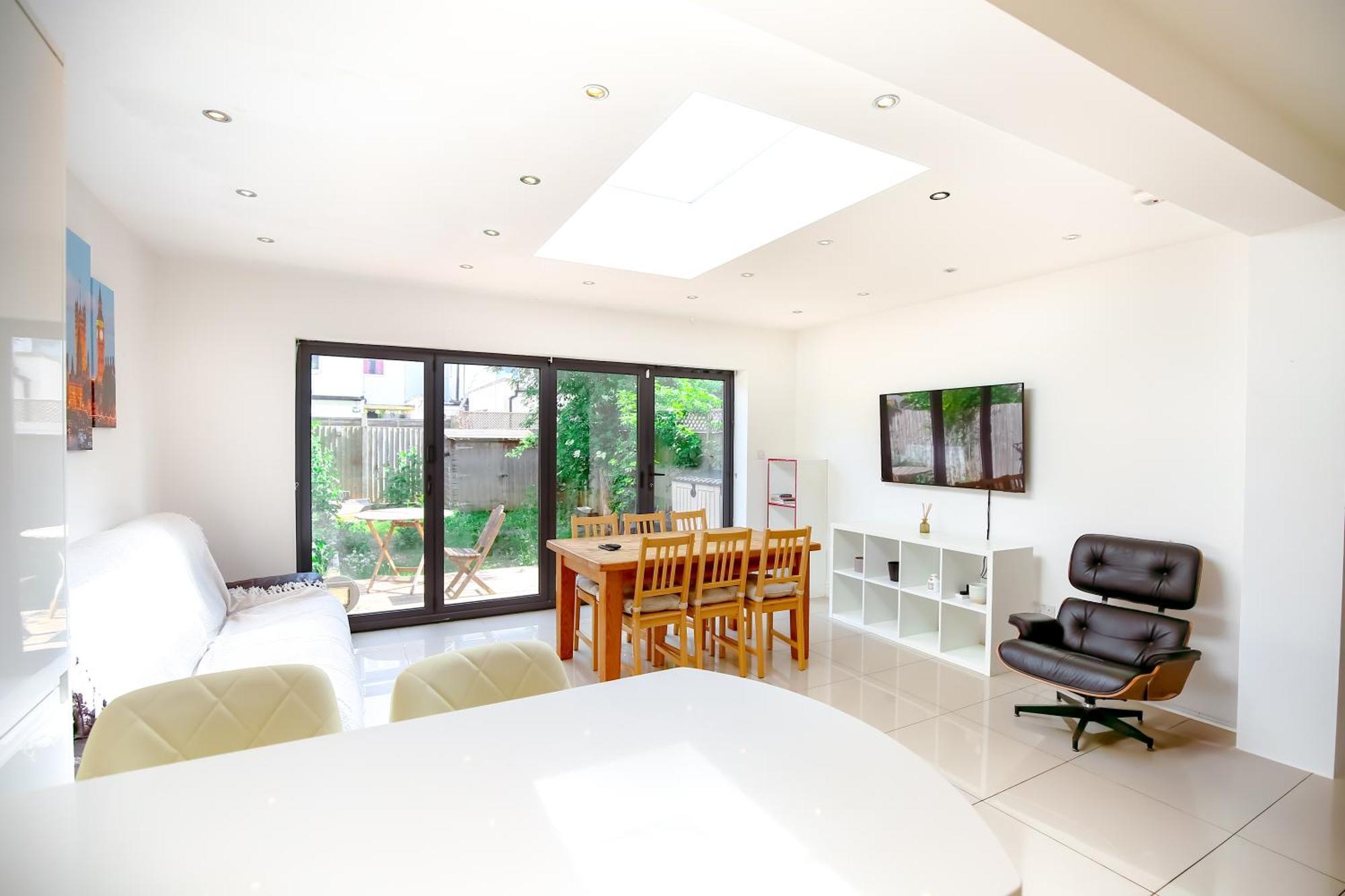 Beautiful 4 Bedroom House With Separate Office & Garden Holiday home *