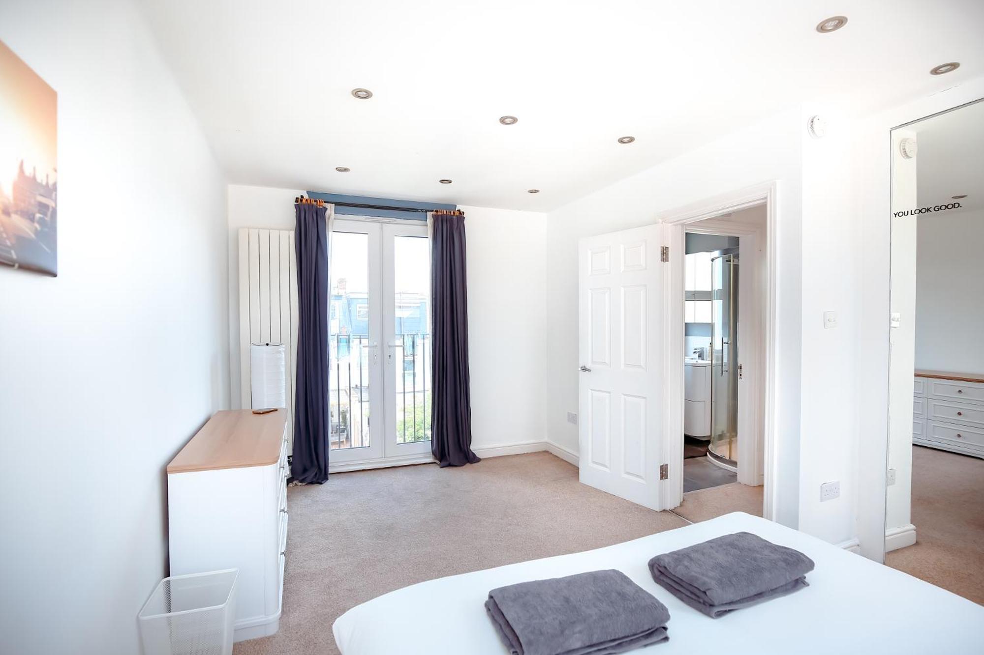 Beautiful 4 Bedroom House With Separate Office & Garden *