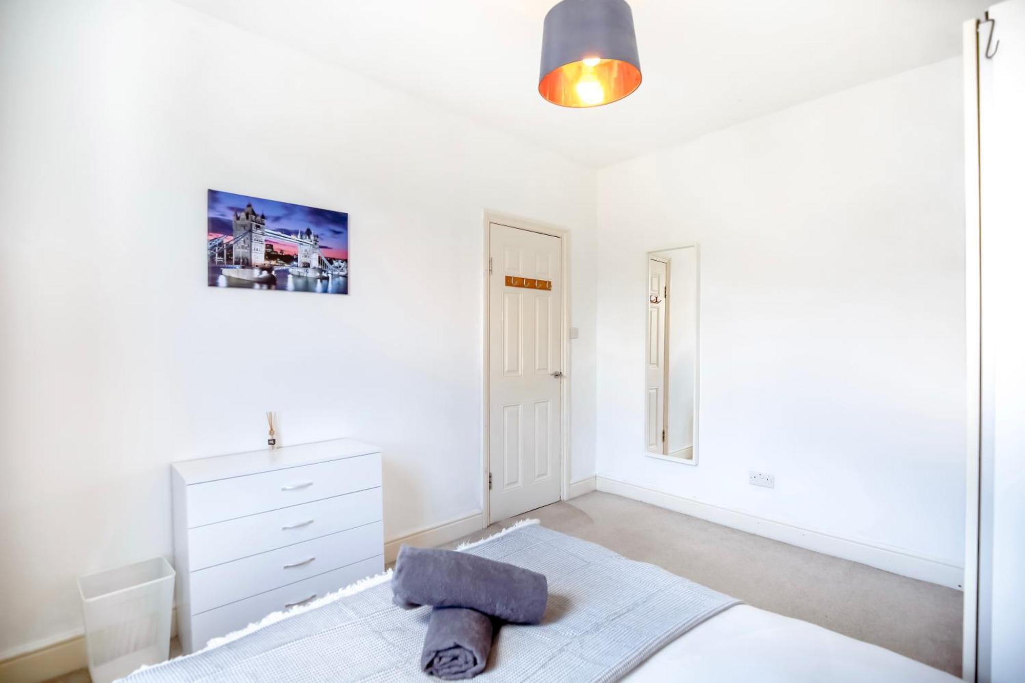 Beautiful 4 Bedroom House With Separate Office & Garden Holiday home